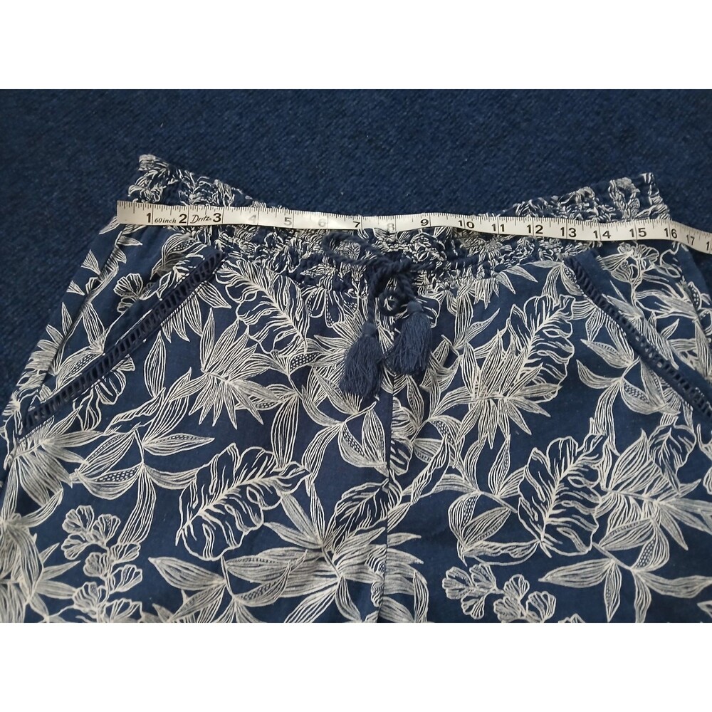 Briggs New York Blue Shorts with White Floral Pattern, Pockets, Medium - Picture 7 of 8